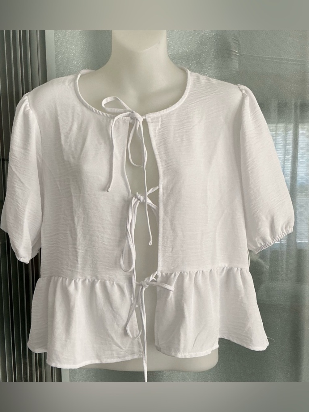 Jolie & Joy White Puff Sleeve Tie Front Peplum Top